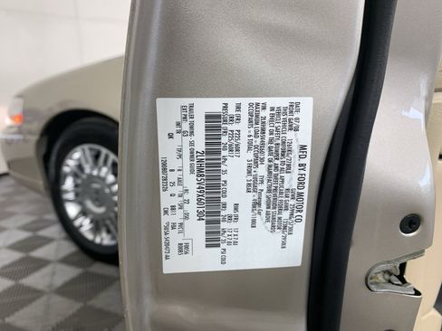 Used 2009 Lincoln Town Car Signature L image 13