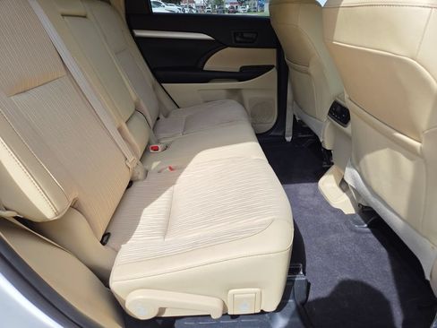 Certified 2019 Toyota Highlander Plus FWD image 17