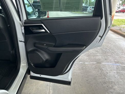 Used 2023 Mitsubishi Outlander SE FWD image 30