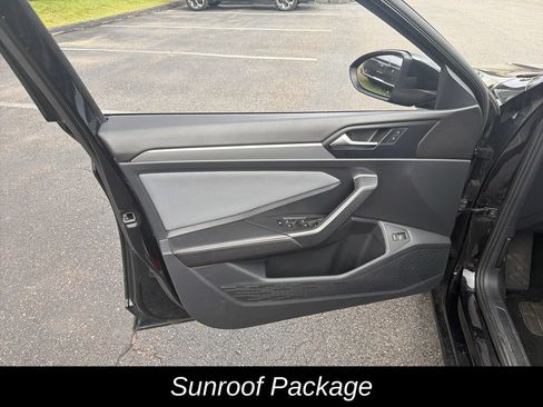 Used 2025 Volkswagen Jetta SE FWD image 11