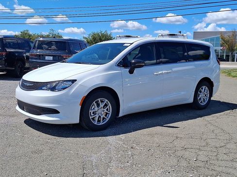 New 2026 Chrysler Voyager LX image 5