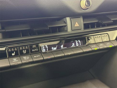 Used 2023 Toyota Crown Limited image 26