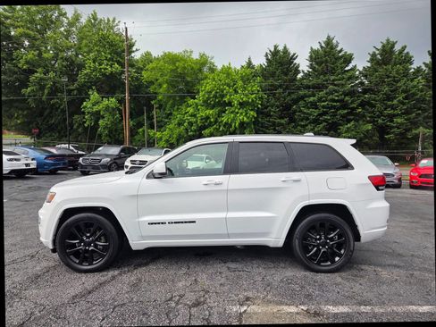 Used 2017 Jeep Grand Cherokee Altitude RWD image 3