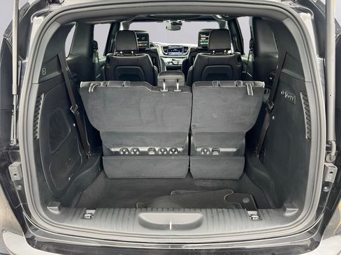 Used 2024 Chrysler Pacifica Limited w/ Uconnect Theater Family Group FWD image 40