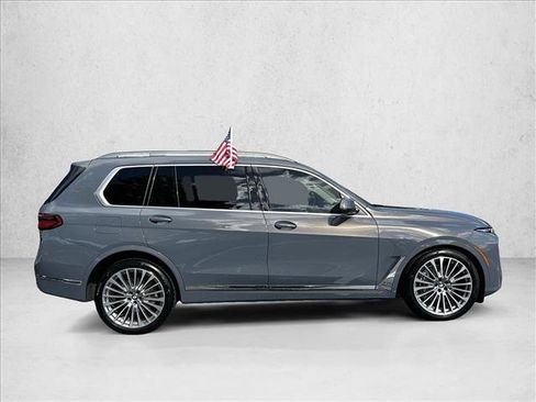 Used 2025 BMW X7 xDrive40i w/ Premium Package AWD/4WD image 4
