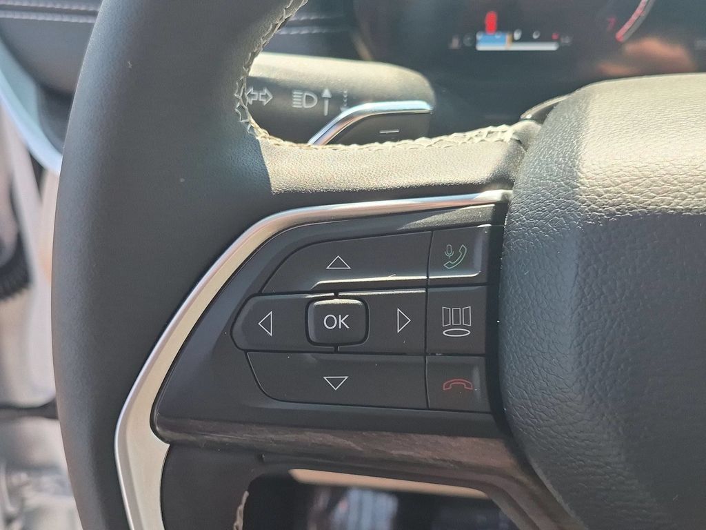 Certified 2025 Jeep Grand Cherokee Limited w/ Luxury Tech Group II AWD/4WD image 16