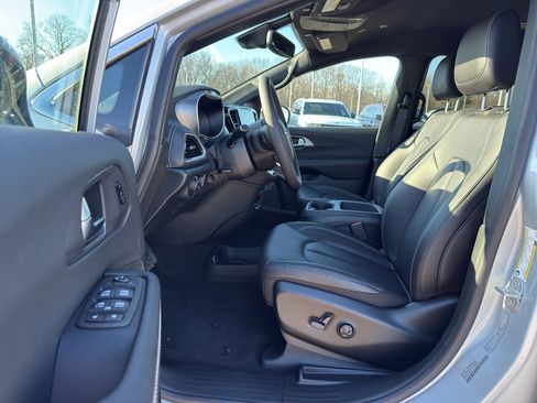 New 2026 Chrysler Pacifica Select FWD image 10