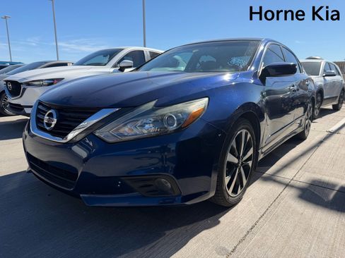 Used 2018 Nissan Altima 2.5 SR w/ Interior Lighting Package image 2