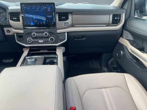 Used 2024 Ford Expedition Limited image 29