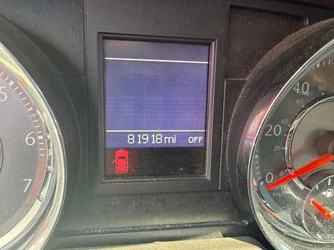 Used 2013 Chrysler Town & Country Touring FWD image 4