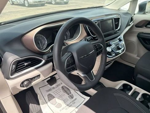 Used 2023 Chrysler Voyager LX FWD image 8