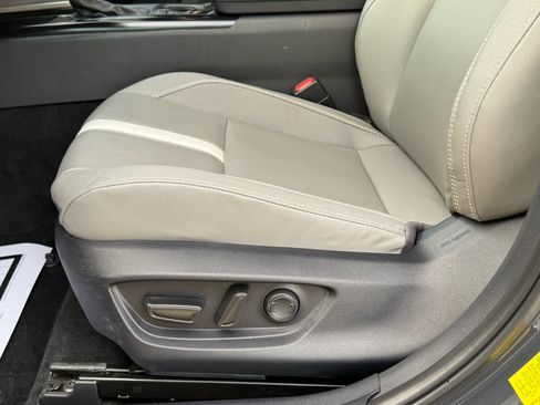 Used 2025 Toyota Camry SE image 13