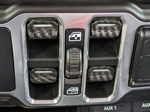 Used 2019 Jeep Wrangler Unlimited Sahara w/ Dual Top Group AWD/4WD image 26