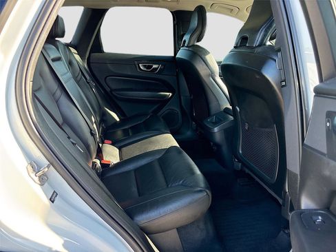 Used 2022 Volvo XC60 B5 Momentum w/ Protection Package Premier FWD image 26