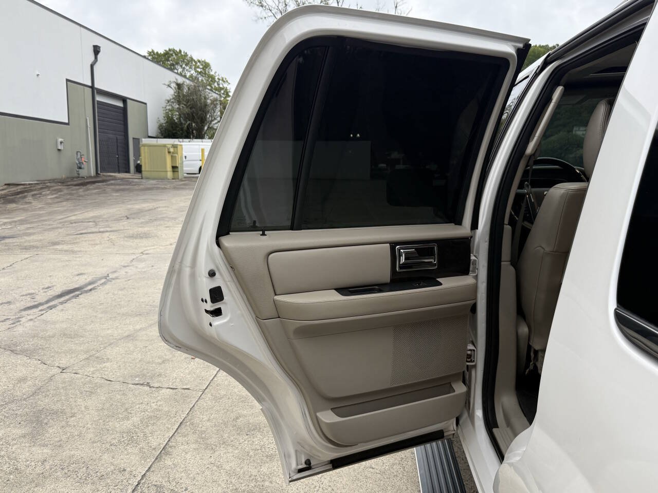 Used 2015 Lincoln Navigator 2WD image 33