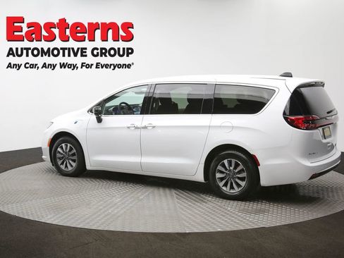 Used 2024 Chrysler Pacifica Select image 64