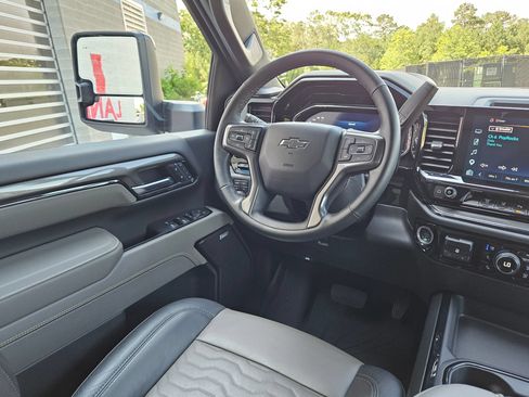 Used 2025 Chevrolet Silverado 2500 ZR2 w/ Technology Package AWD/4WD image 9