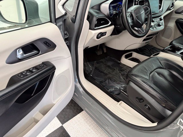 Used 2022 Chrysler Pacifica Touring-L FWD image 32