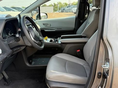 Used 2026 Toyota Sienna XLE FWD image 14