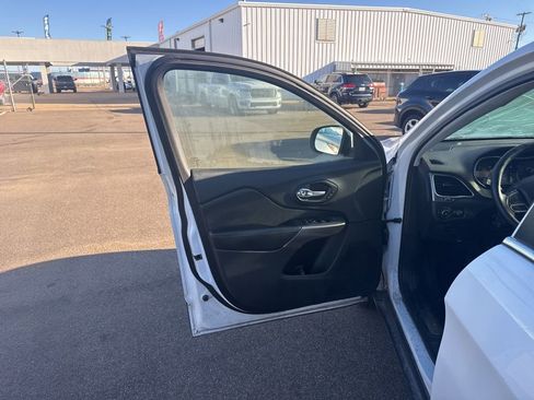 Used 2019 Jeep Cherokee Limited w/ Technology Group image 6