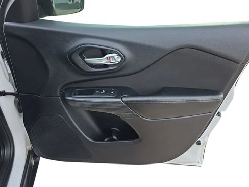 Used 2016 Jeep Cherokee Sport FWD image 19