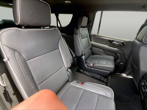 Used 2025 Chevrolet Suburban Premier RWD image 19