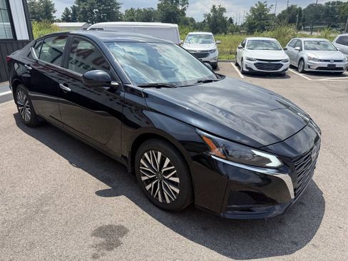 Used 2023 Nissan Altima 2.5 SV w/ SV Premium Package AWD/4WD image 5