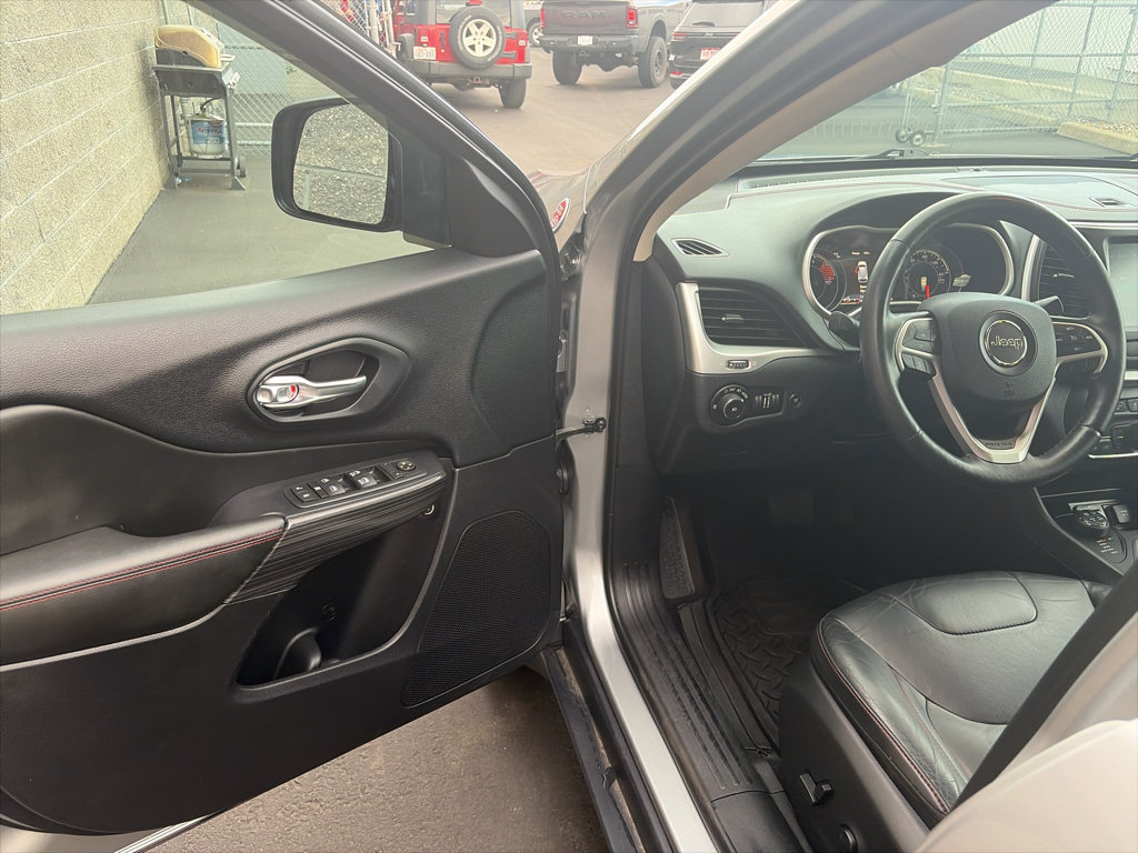 Used 2016 Jeep Cherokee Trailhawk w/ Comfort/Convenience Group AWD/4WD image 11