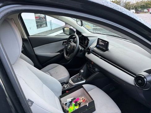 Used 2019 Toyota Yaris L image 11