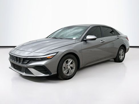 Used 2024 Hyundai Elantra SE image 3
