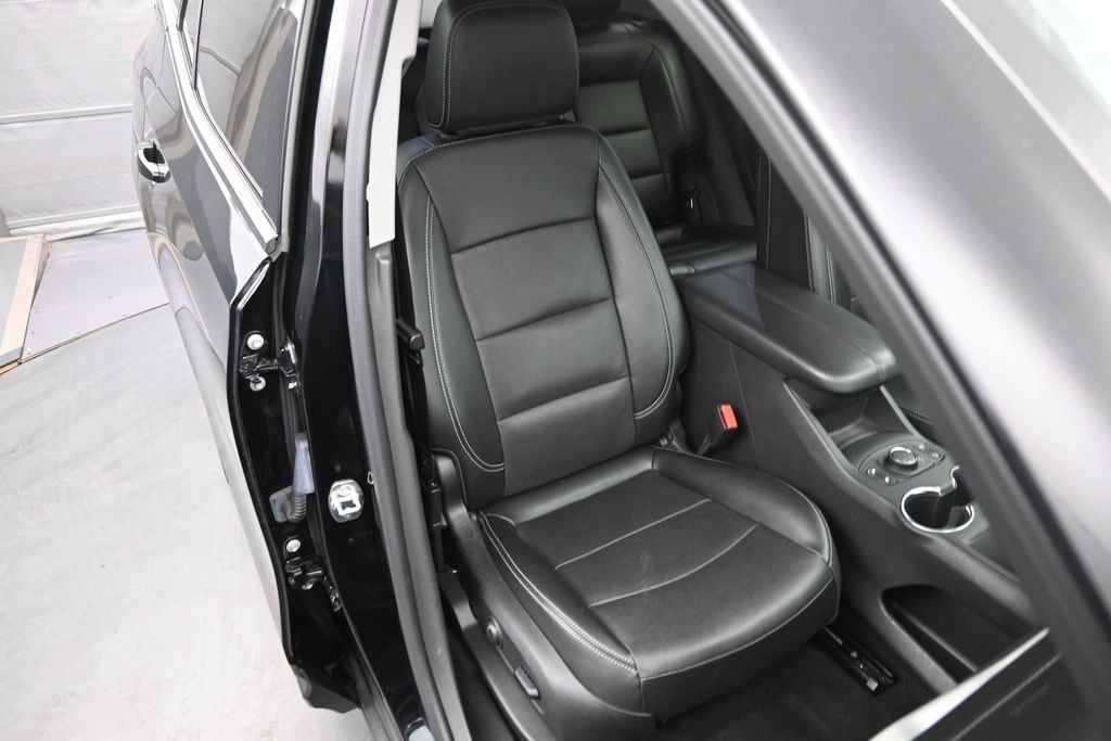 Used 2024 GMC Terrain SLT AWD/4WD image 13