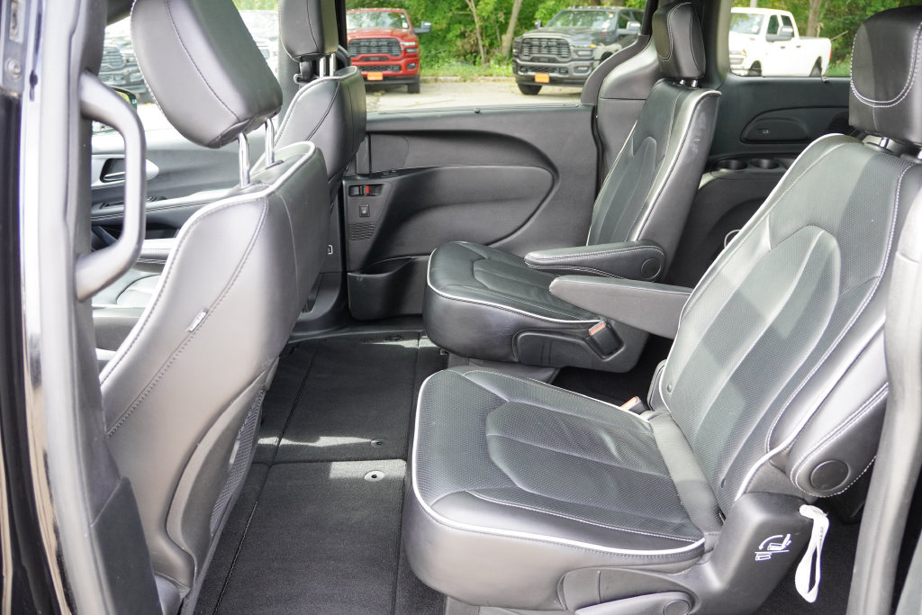 Used 2025 Chrysler Pacifica Limited FWD image 16
