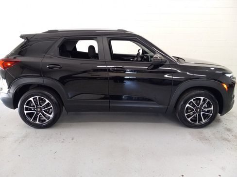 Used 2025 Chevrolet TrailBlazer LT FWD image 2