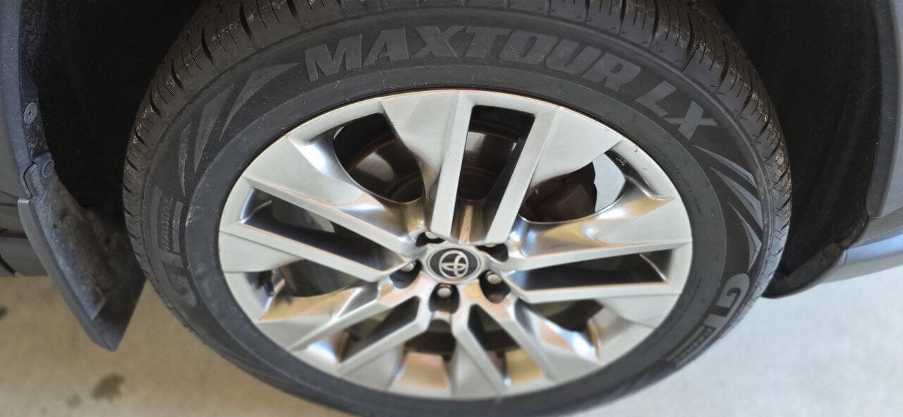 Used 2020 Toyota RAV4 XLE Premium AWD/4WD image 31