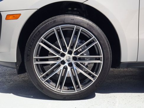 Certified 2023 Porsche Macan AWD/4WD image 27