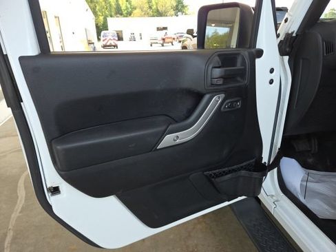 Used 2015 Jeep Wrangler Unlimited Sahara w/ Connectivity Group AWD/4WD image 23