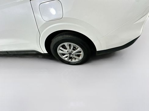 Used 2024 Kia Carnival LX image 11