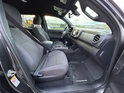 Used 2018 Toyota Tacoma TRD Off-Road w/ Technology Package AWD/4WD image 26