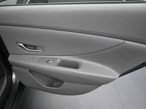 Certified 2025 Hyundai Elantra Sport image 32
