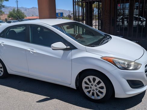 Used 2017 Hyundai Elantra GT FWD image 4