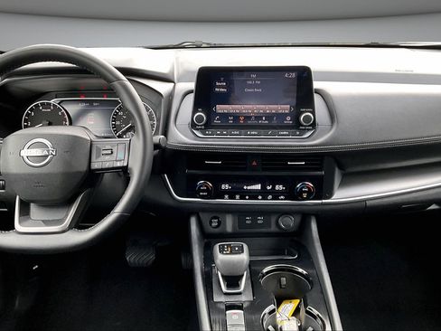 Used 2025 Nissan Rogue SV image 9