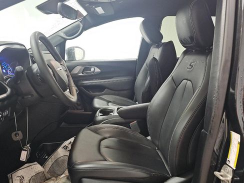 Used 2024 Chrysler Pacifica Limited FWD image 8