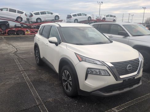 Used 2023 Nissan Rogue SV image 4