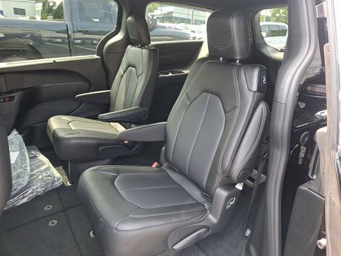 New 2026 Chrysler Pacifica Select image 6