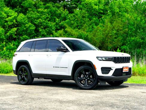 Used 2023 Jeep Grand Cherokee Altitude AWD/4WD image 2