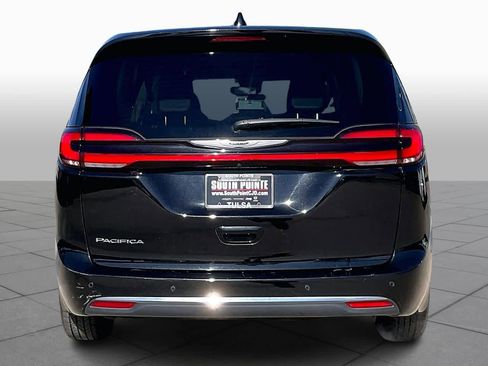 Used 2024 Chrysler Pacifica Touring-L image 5