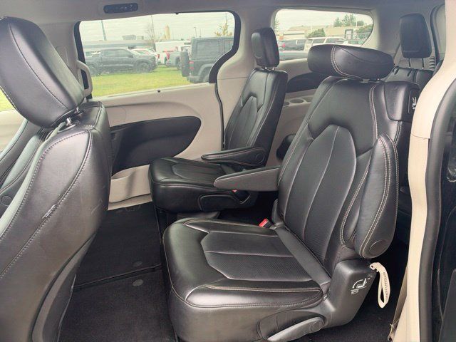 Used 2024 Chrysler Pacifica Touring-L FWD image 7