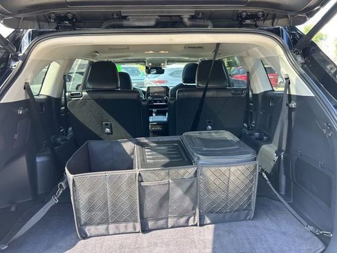 Used 2024 Toyota Highlander XLE FWD image 11