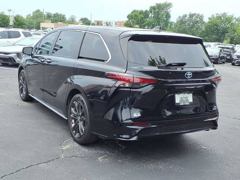 Used 2024 Toyota Sienna XSE FWD image 2