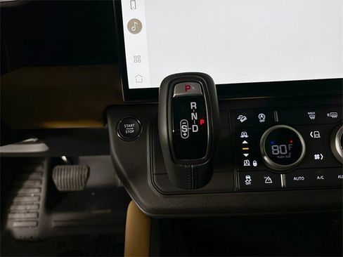 New 2026 Land Rover Defender 130 X-Dynamic SE image 18